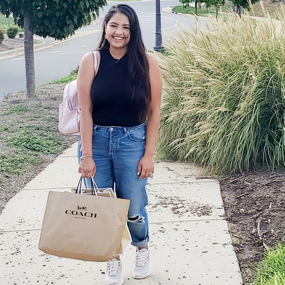 Meet your Posher, Jessica - Picture 1 of 2